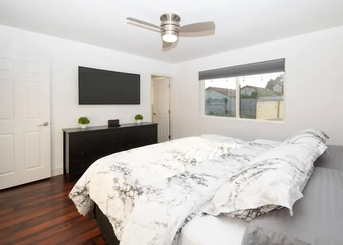 3bedroom 2bath Near Asu With Heated Pool, Hot Tub, & Massive Putting Holiday home Tempe